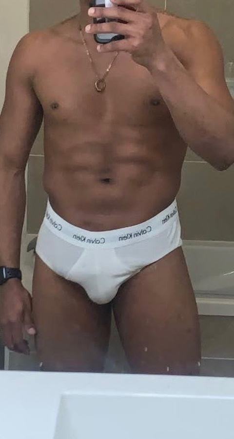 alvarezr1995 onlyfans leaked picture 2