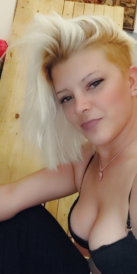 naughtyblonde37 onlyfans leaked picture 1