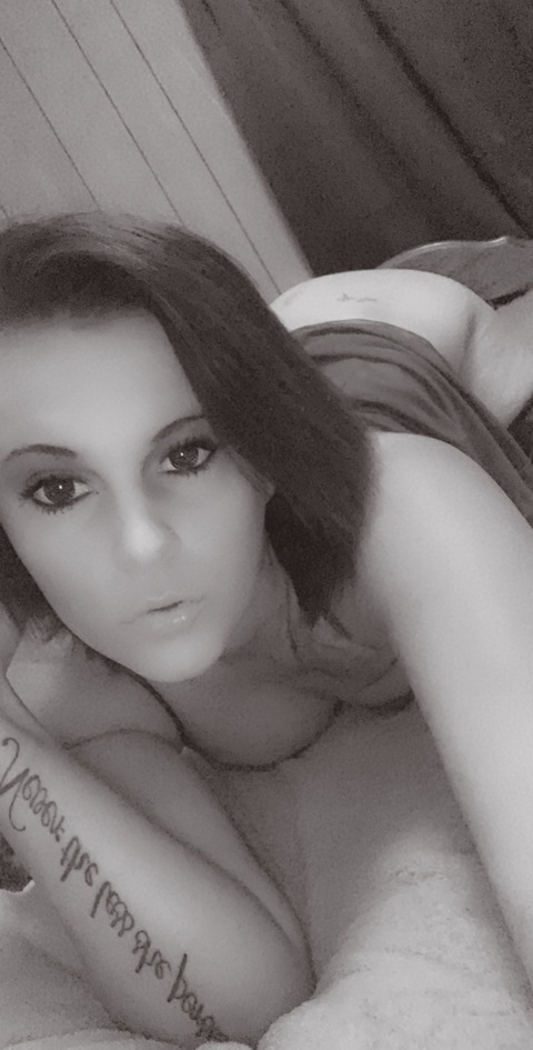 naughtyyhousewife onlyfans leaked picture 1