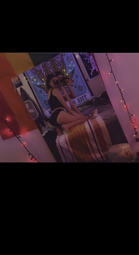 violet.prisms onlyfans leaked picture 1