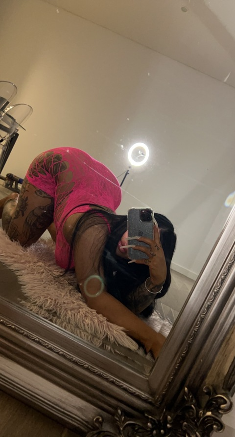 yasmiinee.x onlyfans leaked picture 1